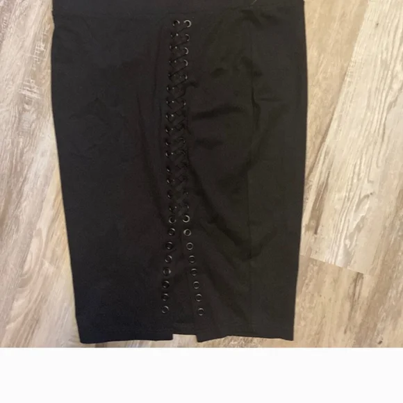 Elegant Black Lace-Up Skirt - Picture 5 of 6